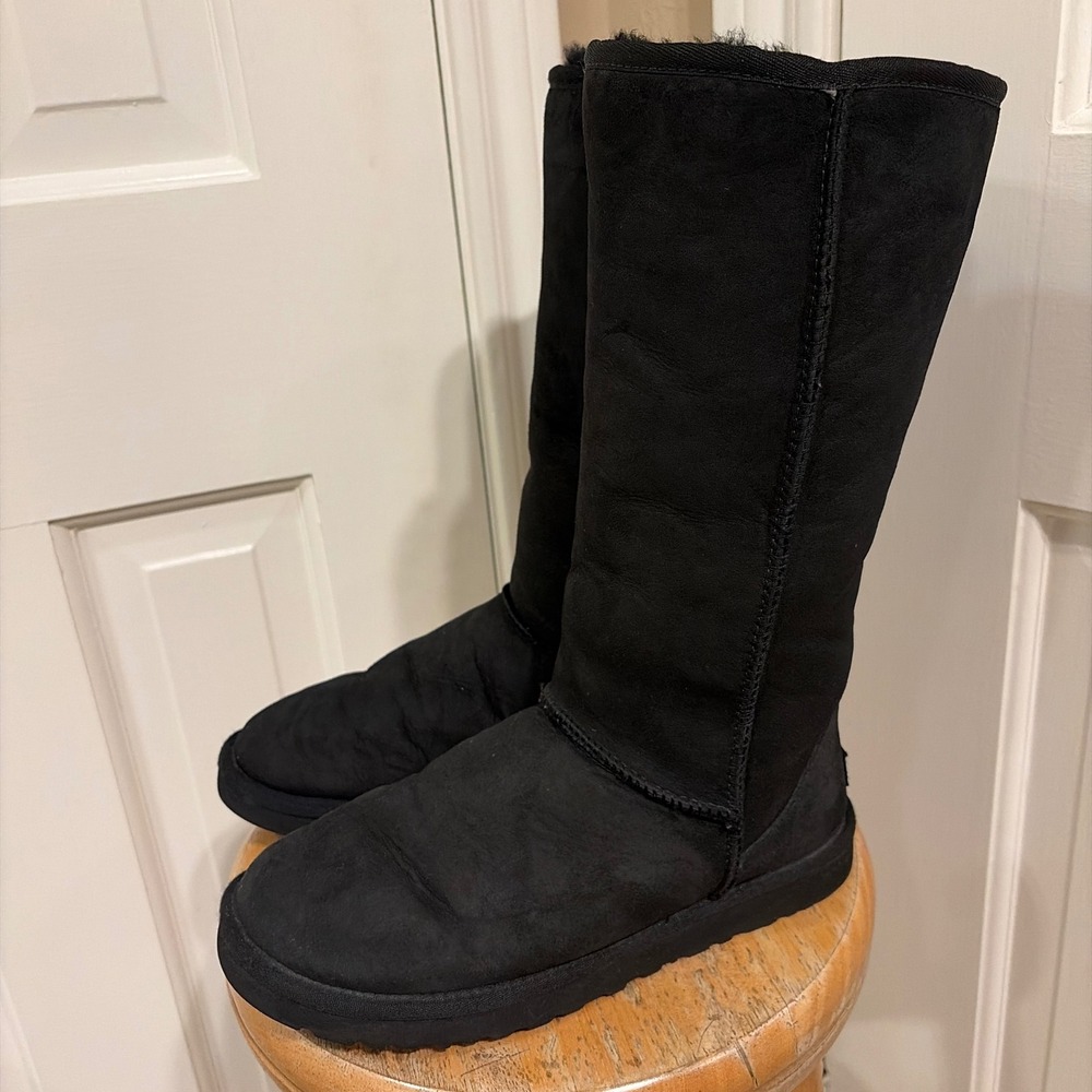 UGG Womens Tall Classic Boots Black 7 Suede Sheepskin Lining